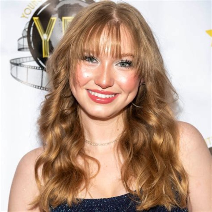 Abigail Zoe Lewis Age, Biography, Wikipedia, Birthday, Parents, Instagram, Height