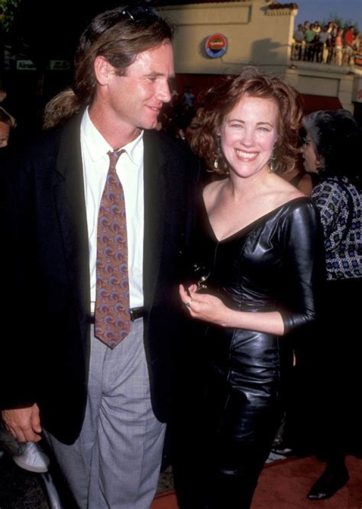 Catherine O’Hara: Husband, net worth, tattoos, smoking & body measurements