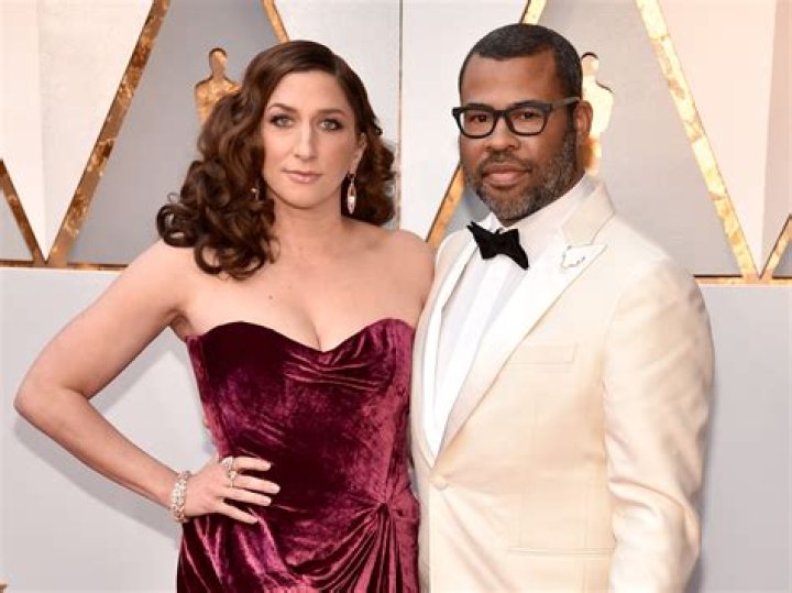 Chelsea Peretti: Wife, net worth, tattoos, smoking & body measurements