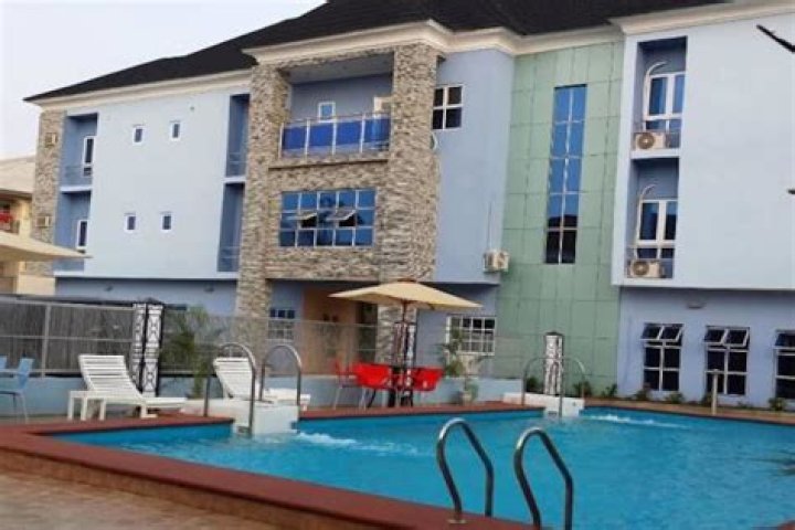 Hotel De Kajola, Ajah