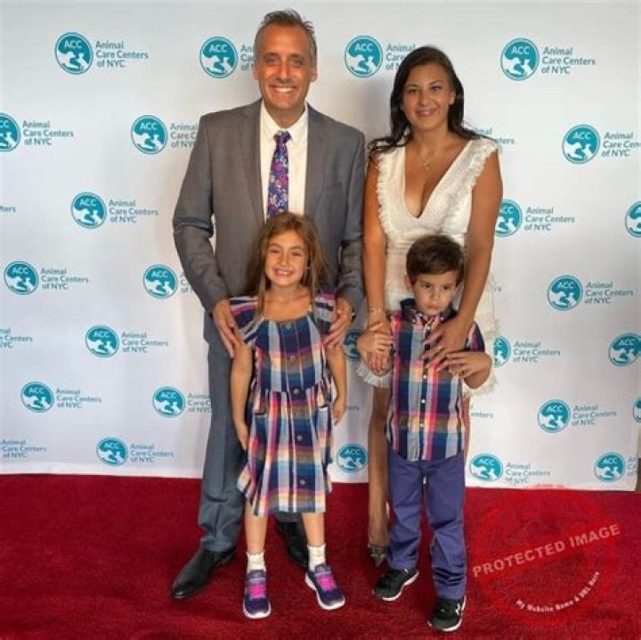 Robert Irvine Bio, Wiki, Age, Height, Family, Wife, Kids, Net Worth, Fit Crunch, Restaurants, and Show